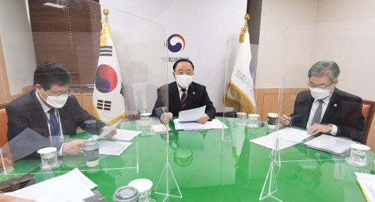 홍남기(가운데) 경제부총리 겸 기획재정부 장관이 14일 정부서울청사에서 '2021년 3월 고용동향'을 주요 내용으로 한 관계장관회의(녹실회의)를 주재하고 있다. 기획재정부 제공